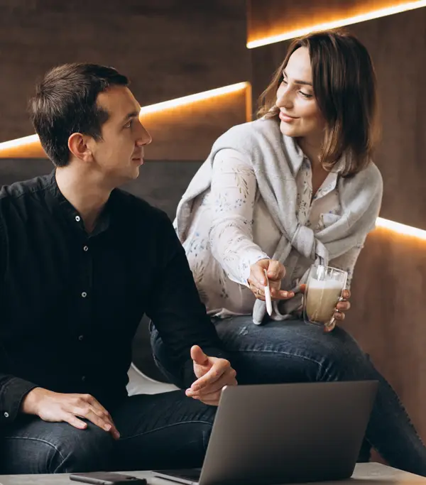 Üzleti Intelligencia (Power BI) egy nő és egy férfi egyeztetnek egy laptop előtt